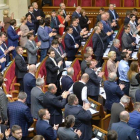Los parlamentarios ucranianos aplauden la resolución del Parlamento.