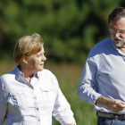 El presidente del Gobierno, Mariano Rajoy (d), y la canciller alemana, Angela Merkel (i), recorren a pie un tramo del Camino de Santiago.