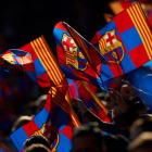 Banderas del Barcelona en el Camp Nou. ALEJANDRO GARCÍA