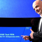 El presidente de la FIFA, Gianni Infantino, ante una pantalla utilizada en el sistema VAR, durante la rueda de prensa de este viernes en Bari.