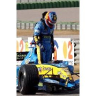 El español Fernando Alonso, saliendo del nuevo monoplaza, R25