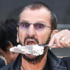 Ringo Starr celebra su 76 cumpleaños con un mensaje de paz y amor.