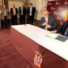 El consejero Juan José Mateos, tras la firma del convenio de Centros en Crisis, ayer en Valladolid