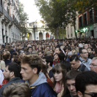 Centenares de personas se concentraron ayer frente a la embajada francesa en Madrid.