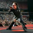 El cantante del grupo irlandés U2, Bono, durante el concierto que la banda ofreció en Amsterdam