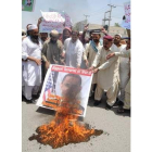 Manifestantes queman una foto de Obama en Pakistán.