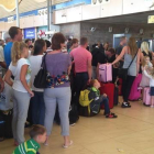 Turistas británicos hacen cola para realizar el 'check in', en el aeropuerto de Sharm al Sheij, este viernes.