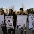 Miembros de la Unión de Jóvenes Turcos con caricaturas críticas con el primer ministro, Recep Tayyip Erdogan.