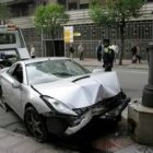 El vehículo impactó contra una farola frente a la Delegación de Hacienda, en Gran Vía de San Marcos