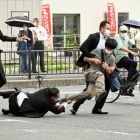 Momento de la detención del acusado del atentar contra Shinzo Abe. THE ASAHI SHIMBUN