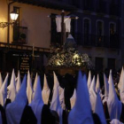 El Lignum Crucis de Minerva y La Vera Cruz abandona la plaza del Grano después de iniciar la procesi