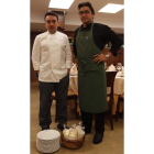 La cristalera que separa la cocina del comedor, enseña de La Peseta de Astorga desde que abrió en 1850. Luciano Sáez Alegre, Balbina Morán y sus dos hijos, Jorge (cocinero) y Ramón. Acceso a la cocina de La Peseta y los dos nietos de Irene Alegre en los m