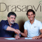 Óscar López, presidente de Drasanvi, sellael acuerdo con Rafa Nadal, del que la empresa leonesa será patrocinador.