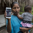 La madre de Jakelin muestra una foto de su hija fallecida