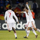Thiago Alcántara celebra un gol junto a Adrián y Mata.