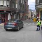Miembros de Protección Civil informaban a los conductores, días atrás, que entraban en Eloy Reigada
