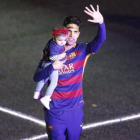 Bartra celebra con su hija Gala la fiesta del doblete del Barça en el Camp Nou.