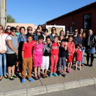 Padres y madres de los niños de Cembranos afectados por la prueba se concentraron ayer frente a las puertas del colegio