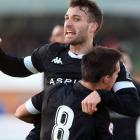 Jorge Ortiz felicita a Eneko Capilla tras anotar el gol el donostiarra que dio la primera victoria del año al conjunto culturalista que dirige José Manuel Aira. MARTA BREA