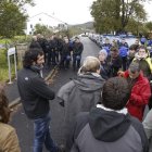 Agentes de la policía controlan el acceso al barrio de Serres en Ascain, donde se encontraba Mikel Irastorza Artola. JUAN HERRERO