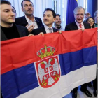 El comisario europeo para la ampliación con un grupo de serbios.