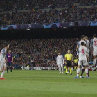 Messi tras lanzar la falta que acabó en gol al Liverpool en el Camp Nou.