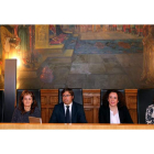 El presidente de la Diputación, Emilio Orejas, junto a las diputadas provinciales en el acto celebrado ayer.