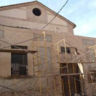 Fachada del edificio de la alhóndiga de Villamañán, que el Ayuntamiento está procediendo a restaurar