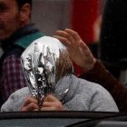 José Enrique Abuín, conocido como El Chicle, es trasladado por efectivos de la Guardia Civil desde la nave de Rianxo (A Coruña).