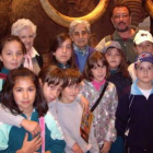 Los niños y niñas posan con su director y sus cuidadoras.