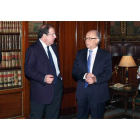 El presidente Herrera conversa con el ministro Montoro, en su despacho, en presencia de los consejeros De Santiago-Juárez y Del Olmo, ayer en Madrid.