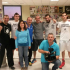 Todo el equipo del Club León Gym con los periodistas de Televisión Española.