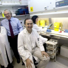 Felipe García (sentado), Josep Maria Gatell y la doctora Teresa Gallart.