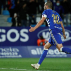 La Deportiva Ponferradina ha estado líder en las jornadas 3 y 6 tras ganar al Girona FC y al Málaga CF en El Toralín. Yuri celebra un gol. ANA F. BARREDO