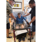 Antoni Monguilod, ayer, ayudado por sus hijos. MARTA PÉREZ