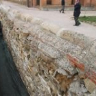 Una imagen del paño de la muralla dañado por las humedades