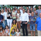 Fotografía de familia de todos los premiados en los distintos concursos de la Feria del Vino de la DO Tierra de León. MEDINA