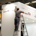 Últimos preparativos del stand de Caja España-Duero en la Feria Internacional de Muestras.