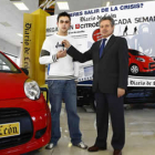 Abel Cadenas recibió el coche de manos de José Antonio Domínguez, director de publicidad del Diario