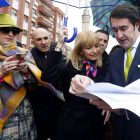 Gancedo y Suárez-Quiñones, ayer en la plaza del Peregrino que desaparecerá con la rotonda
