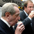 Antonino Fernández Rodriguez toma una cerveza con Juan Vicente Herrera durante una visita a la fábrica de Corona en México,