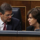La vicepresidenta del Gobierno, Soraya Sáenznez de Santamaría, en el Congreso, junto al ministro de Justicia, Rafael Catalá.