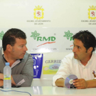Baena conversa con Óscar Díez durante la presentación de este último commo director deportivo.