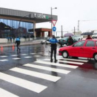 Algunos conductores intentaron girar a la derecha desde la calle Astorga, maniobra prohibida.