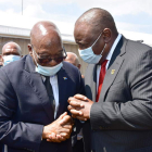 Los políticos Jacob Zuma y Cyril Ramaphosa. ELMOND JIYANE HANDOUT