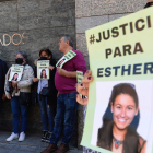 Amigos y familiares de Esther López, ante el Juzgado. NACHO GALLEGO