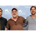 Los actores estadounidenses Joaquin Phoenix y Philip Seymour Hoffman posan junto al director Paul Thomas.