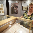 La nieta de Juan Crisóstomo Torbado, Carmen Muñoz, en la preparación de la muestra. RAMIRO