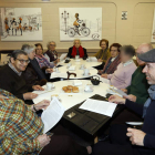 Un grupo de usuarios de la Unidad de Memoria de Alzhéimer León se citan en una cafetería para participan en un taller de lectura y poesía. MARCIANO