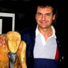 Amancio posa en la galería Ármaga con una de las esculturas de la exposición